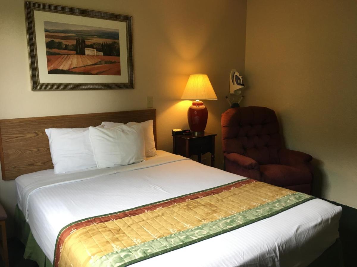 Cassville Four Seasons Inn & Suites Εξωτερικό φωτογραφία