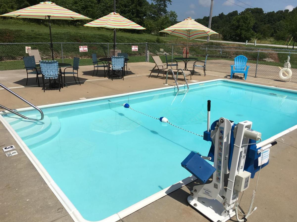 Cassville Four Seasons Inn & Suites Εξωτερικό φωτογραφία
