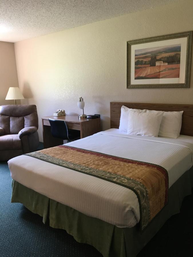 Cassville Four Seasons Inn & Suites Εξωτερικό φωτογραφία