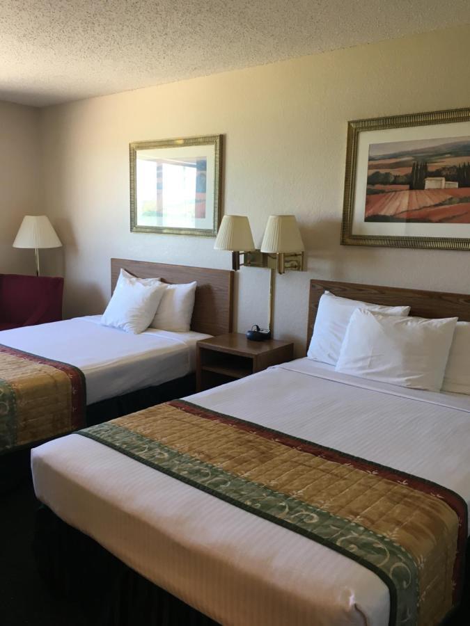 Cassville Four Seasons Inn & Suites Εξωτερικό φωτογραφία