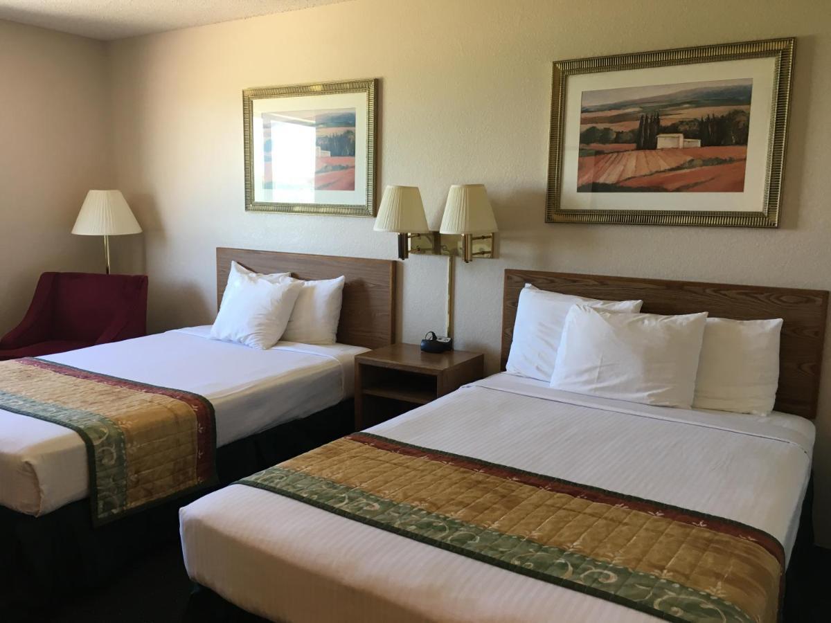 Cassville Four Seasons Inn & Suites Εξωτερικό φωτογραφία
