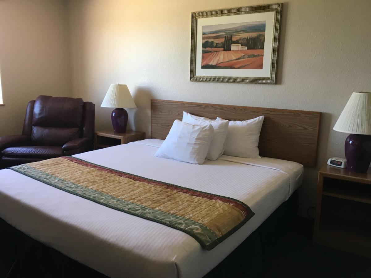 Cassville Four Seasons Inn & Suites Εξωτερικό φωτογραφία
